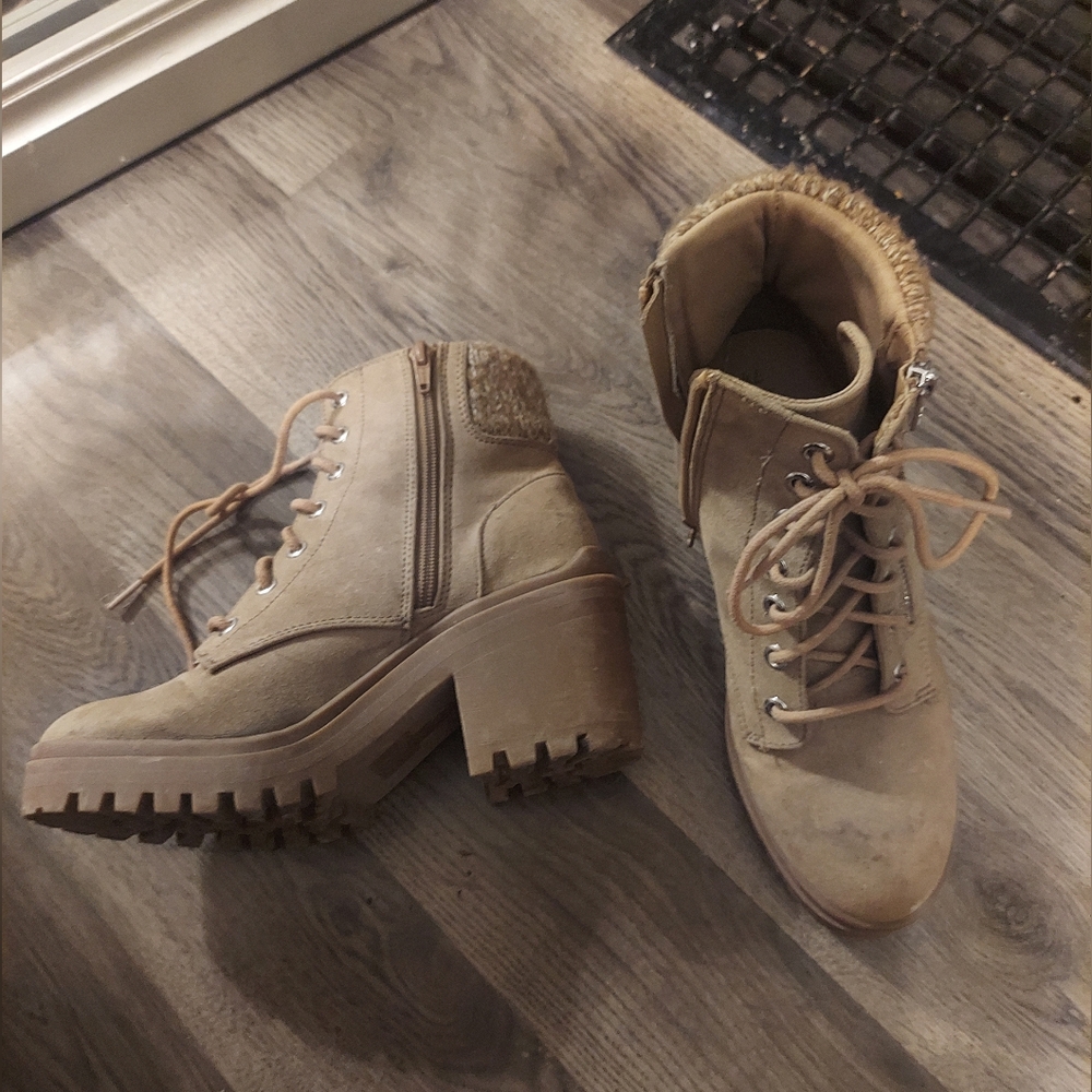 Boots - Picture 2 of 6